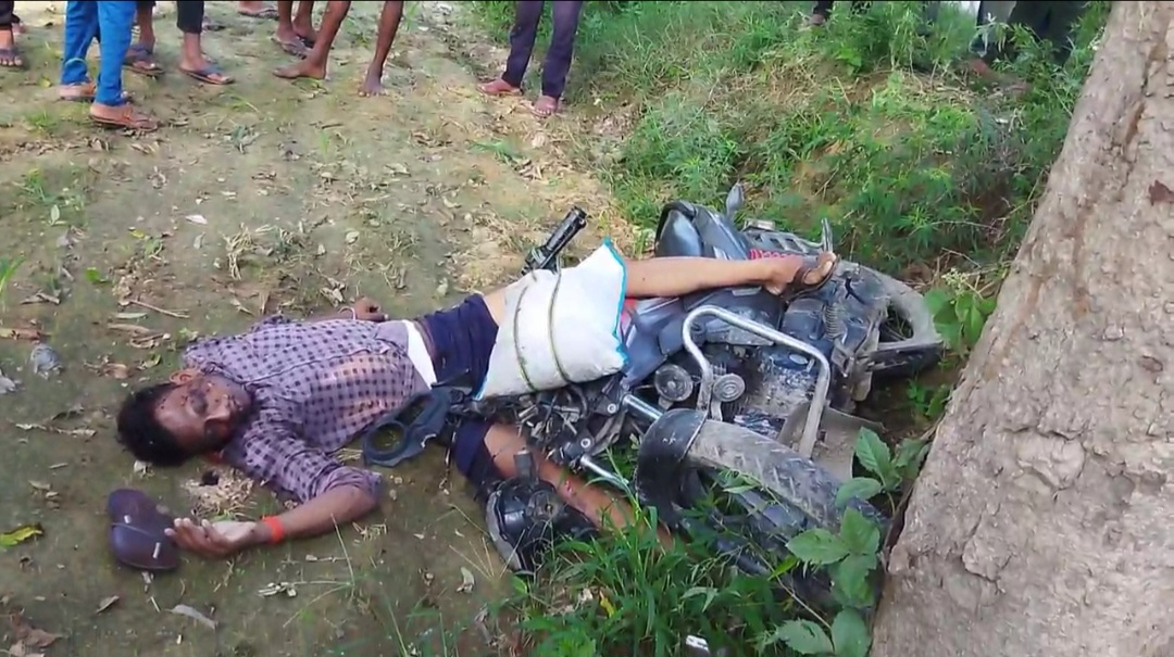 सड़क के किनारे पड़ा मृतक युवक सड़क के किनारे पड़ा मृतक युवक