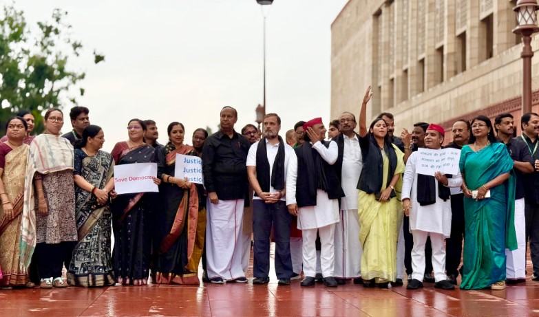 संसद भवन परिसर में विरोध प्रदर्शन करते विपक्षी सांसद