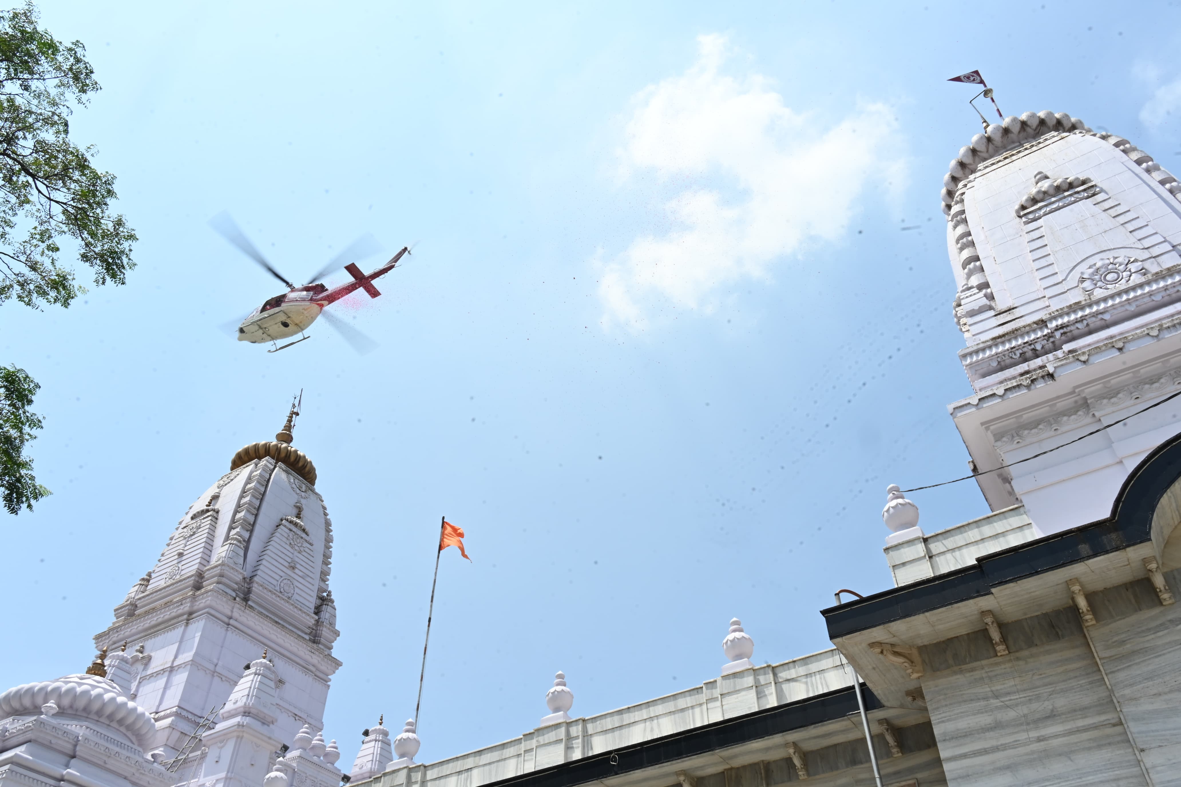 *गोरखपुर के प्रमुख शिव मंदिरों पर हेलीकॉप्टर से हुई पुष्प वर्षा*