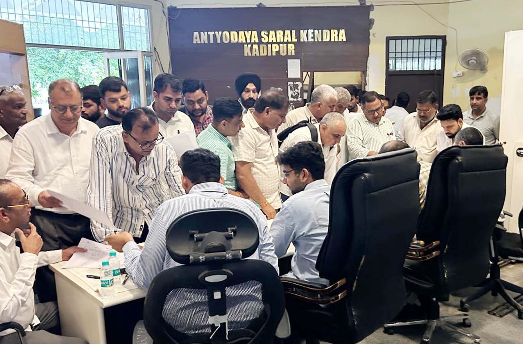 गुरुग्राम की कादीपुर उप-तहसील में आयोजित खुले दरबार में अपने कार्य करवाने पहुंचे लोग।