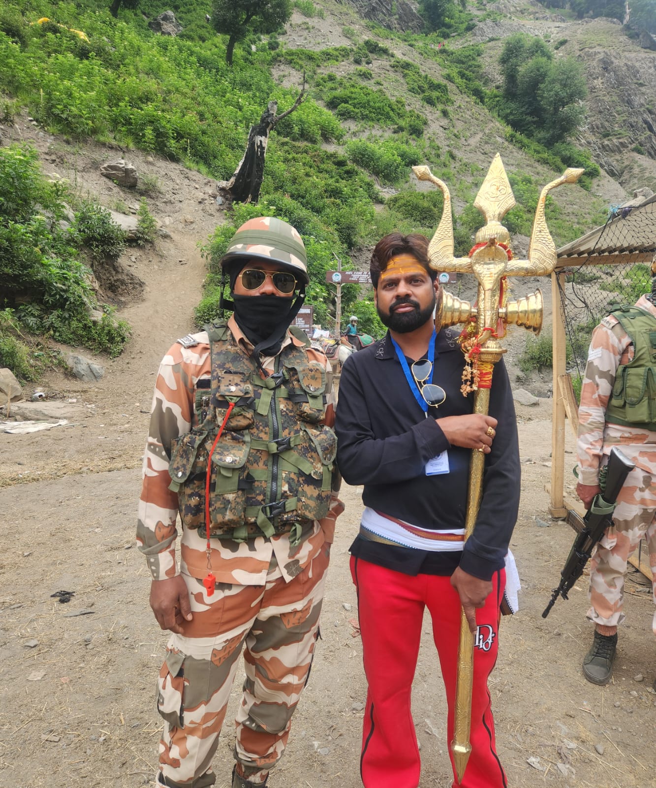 अमरनाथ यात्रा के दौरान सेना के जवान के साथ खड़े जतिन प्रजापति। अमरनाथ यात्रा के दौरान सेना के जवान के साथ खड़े जतिन प्रजापति।