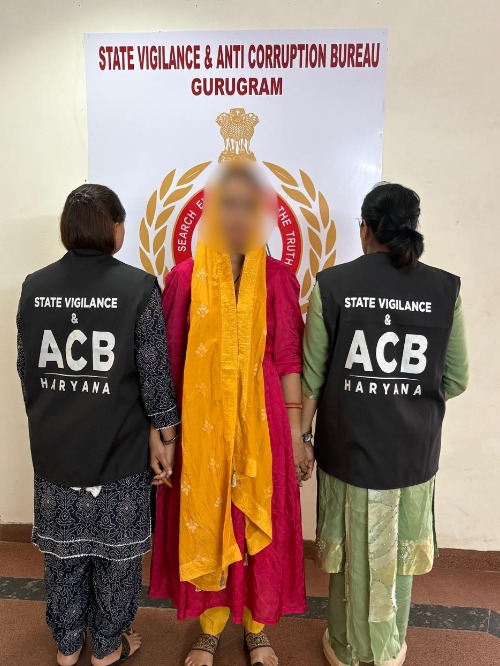 फोटो : एसीबी की गिरफ्त में रिश्वत लेने की आरोपी महिला सिपाही फोटो : एसीबी की गिरफ्त में रिश्वत लेने की आरोपी महिला सिपाही