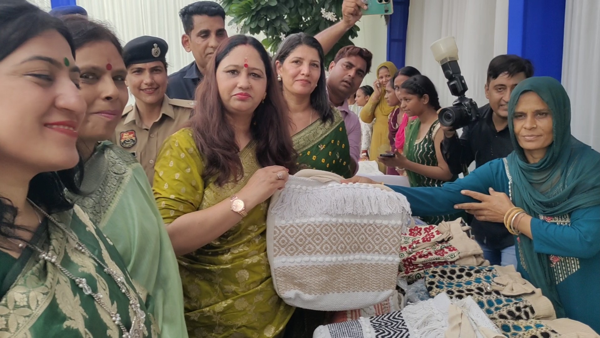 पानीपत में आयोजित राज्य स्तरीय तीज समारोह में मुख्यमंत्री नायब सिंह की धर्मपत्नी सुमन सैनी को हाथ से बना थैला भेट करती समूह की सदस्य पानीपत में आयोजित राज्य स्तरीय तीज समारोह में मुख्यमंत्री नायब सिंह की धर्मपत्नी सुमन सैनी को हाथ से बना थैला भेट करती समूह की सदस्य