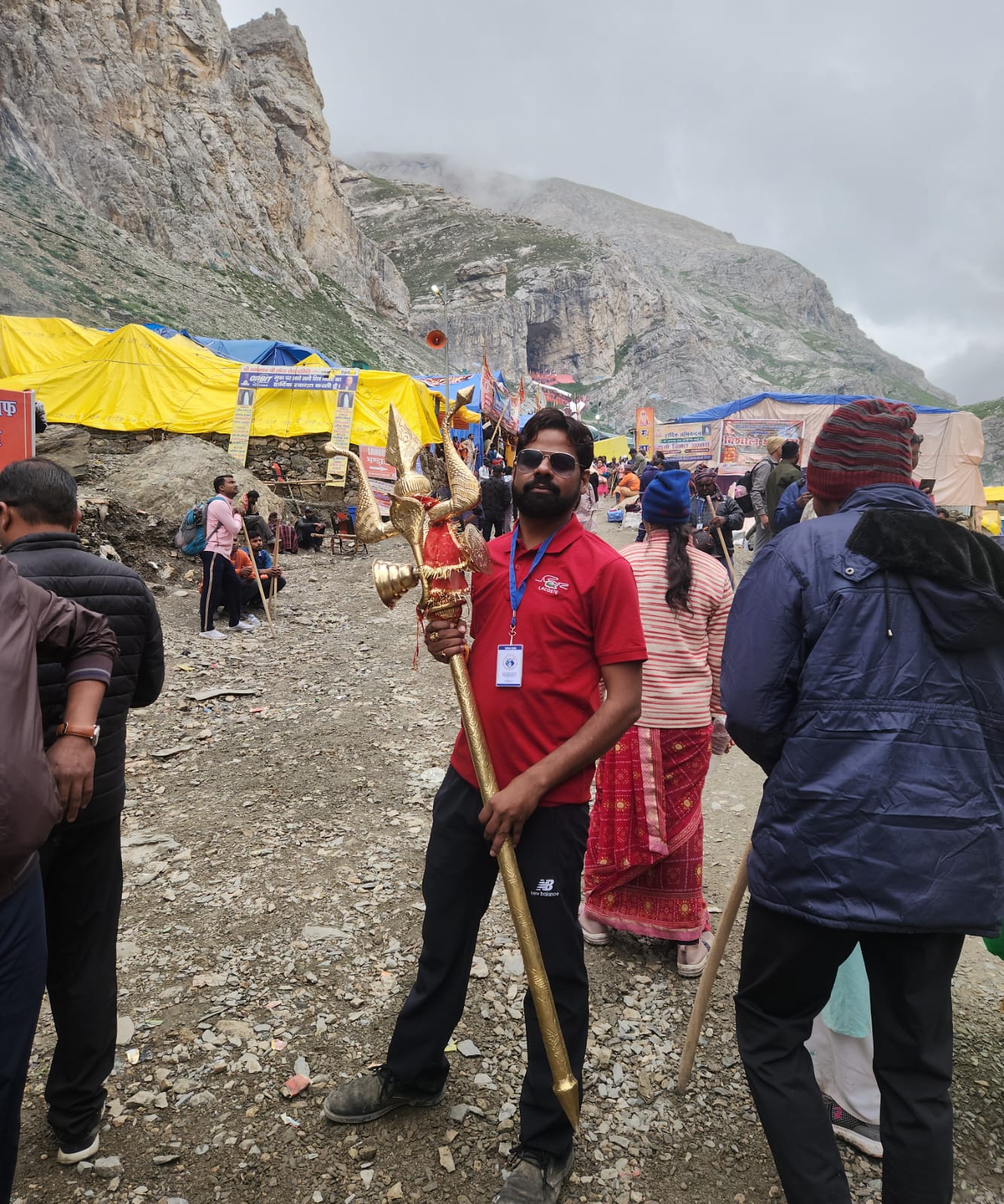 अमरनाथ यात्रा के दौरान त्रिशूल लेकर चलते जतिन प्रजापति। अमरनाथ यात्रा के दौरान त्रिशूल लेकर चलते जतिन प्रजापति।