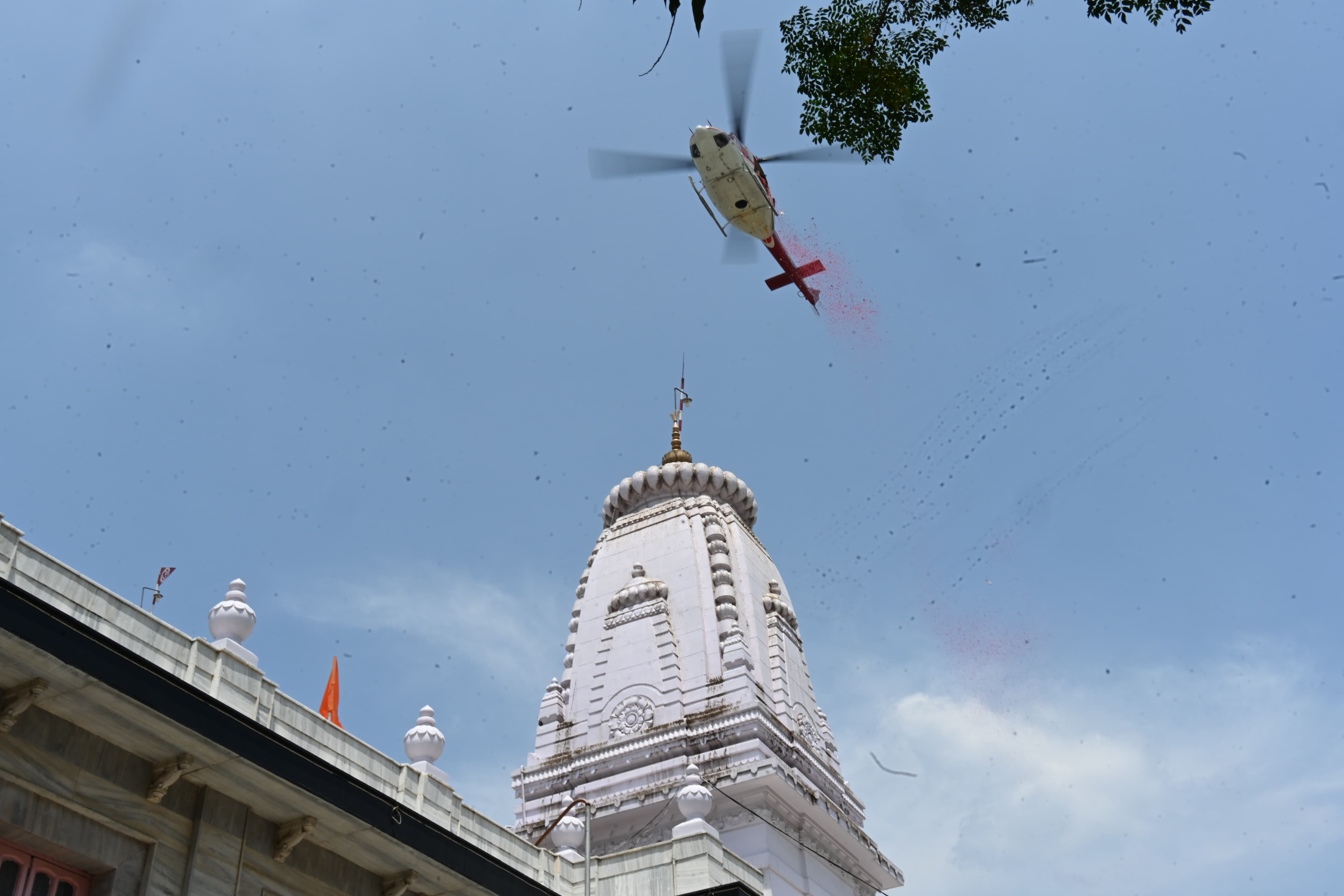 *गोरखपुर के प्रमुख शिव मंदिरों पर हेलीकॉप्टर से हुई पुष्प वर्षा*