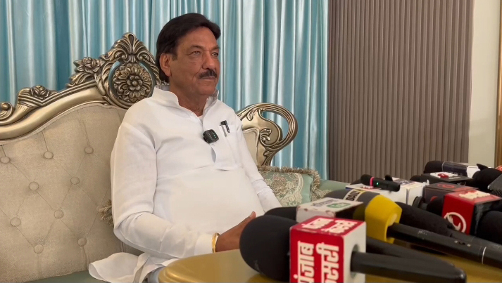 मीडिया से रूबरू होते पूर्व मंत्री रणजीत सिंह चौटाला। मीडिया से रूबरू होते पूर्व मंत्री रणजीत सिंह चौटाला।