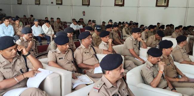 ब्रीफिंग में माैजूद पुलिस अधिकारी व कर्मी। ब्रीफिंग में माैजूद पुलिस अधिकारी व कर्मी।