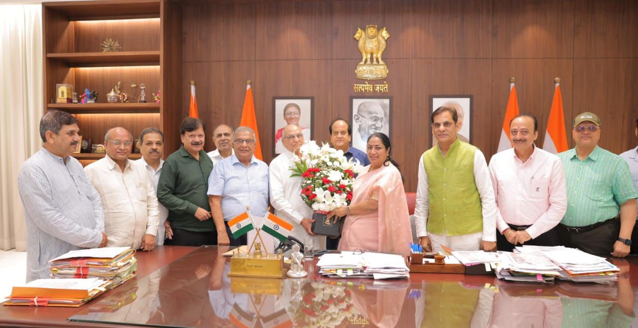 दिल्ली सचिवालय में बुधवार को भारतीय उद्योग मंडल के प्रतिनिधी मुख्यमंत्री रेखा गुप्ता को गुलदस्ता देते हुए दिल्ली सचिवालय में बुधवार को भारतीय उद्योग मंडल के प्रतिनिधी मुख्यमंत्री रेखा गुप्ता को गुलदस्ता देते हुए