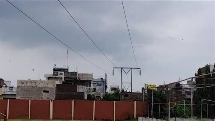 ट्रांसमिशन लाइनों के प्रतिबंधित सीमा में हो रहे निर्माण