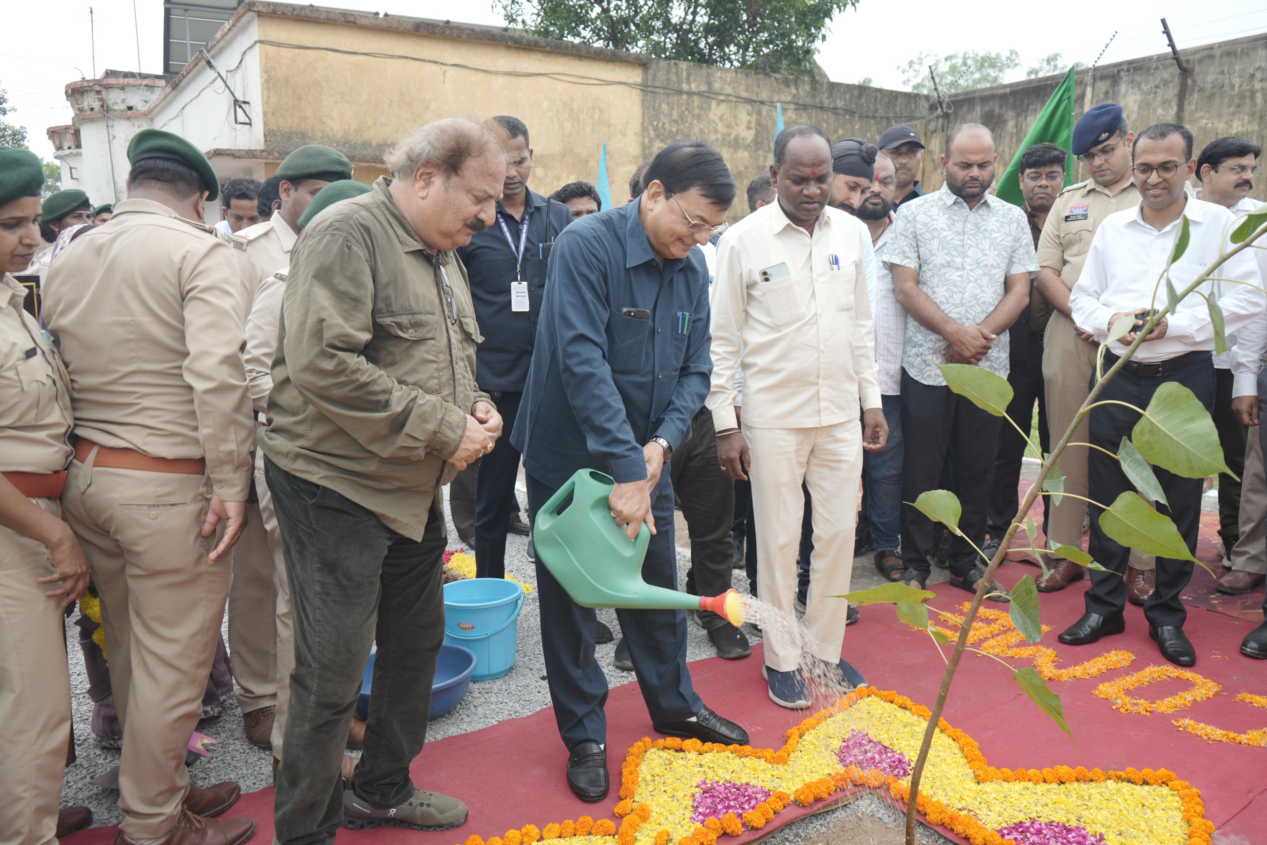 कोरबा : एक पेड़ माँ के नाम“ अभियान बना जन आंदोलन, पर्यावरण संरक्षण को मिल रही नई दिशाः- कैबिनेट मंत्री लखन लाल देवांगन कोरबा : एक पेड़ माँ के नाम“ अभियान बना जन आंदोलन, पर्यावरण संरक्षण को मिल रही नई दिशाः- कैबिनेट मंत्री लखन लाल देवांगन
