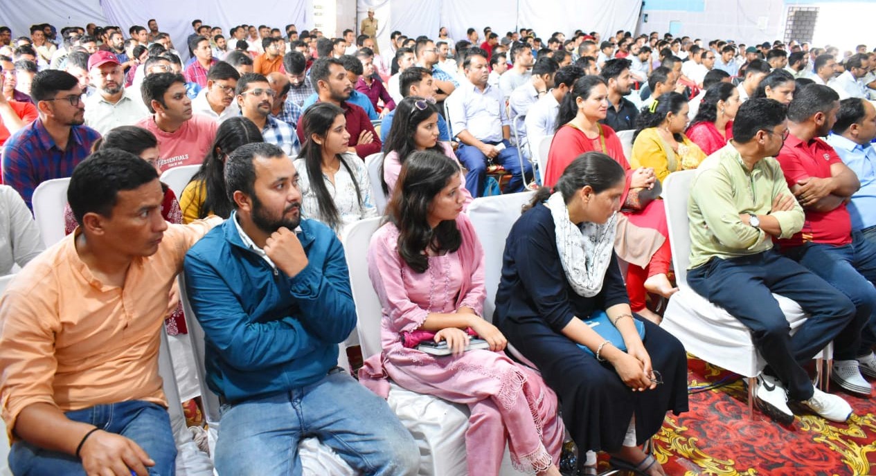गोपेश्वर में पंचायत चुनाव की मतगणना का प्रशिक्षण लेते हुए। गोपेश्वर में पंचायत चुनाव की मतगणना का प्रशिक्षण लेते हुए।