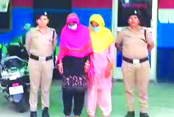 पुलिस गिरफ्त में आरोपिता पुलिस गिरफ्त में आरोपिता