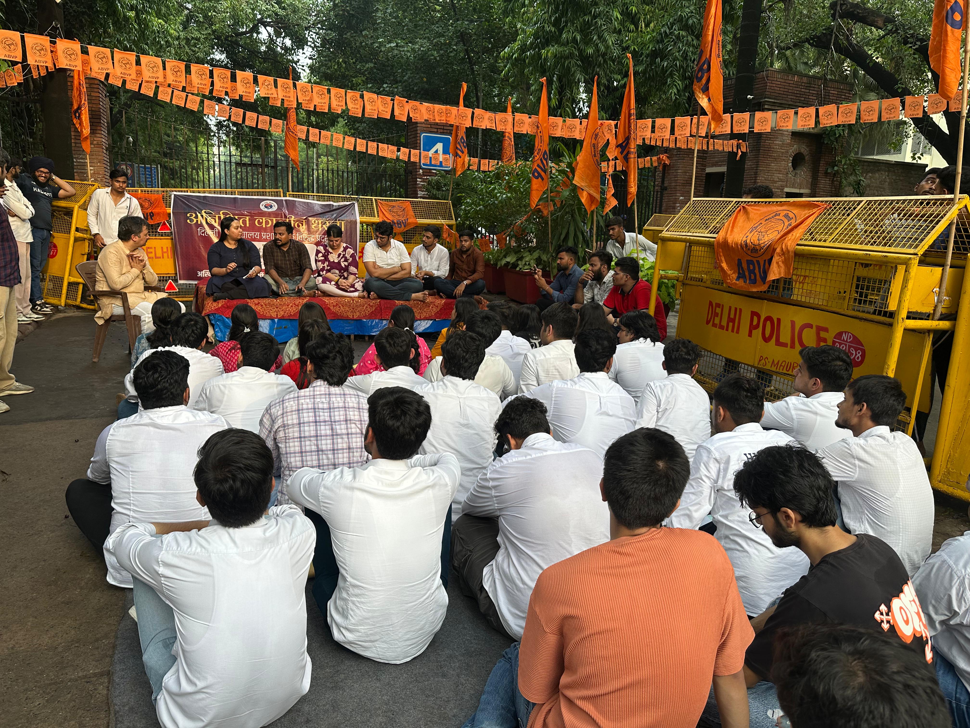 अभाविप के छात्र प्रदर्शन करते हुए अभाविप के छात्र प्रदर्शन करते हुए