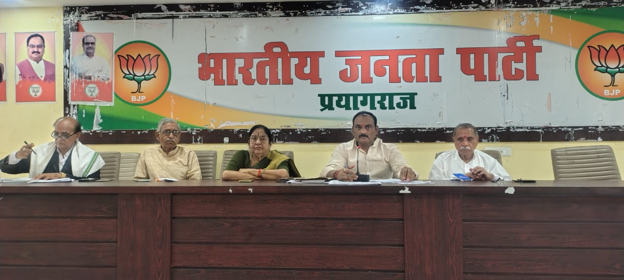भाजपा कार्यालय में पदाधिकारियों के साथ बैठक करते हुए भाजपा नगर अध्यक्ष संजय गुप्ता सहित अन्य पदाधिकारियों का छाया चित्र