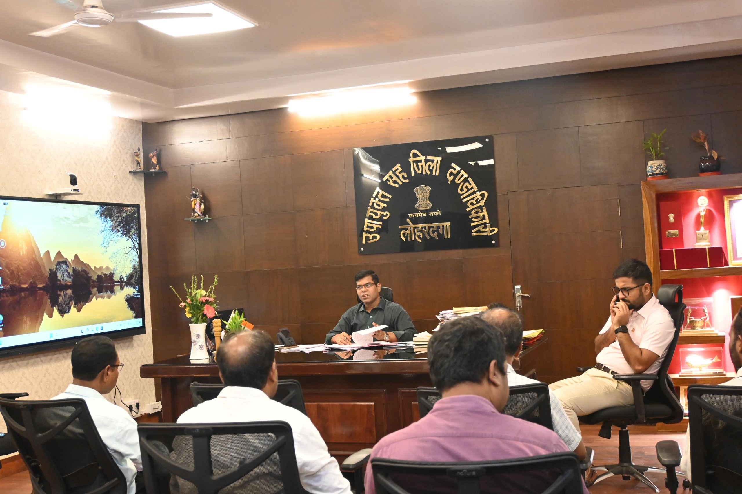 बैठक करते डीसी