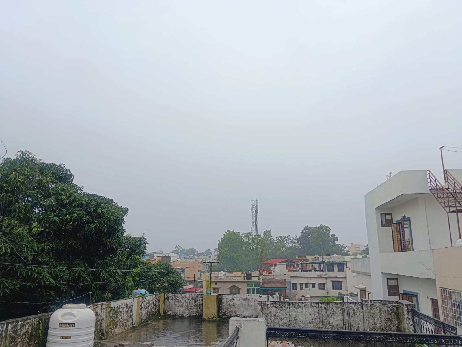 देहरादून में बारिश जारी देहरादून में बारिश जारी
