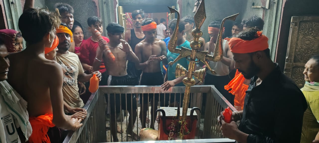 श्रावण मास की शिवरात्रि पर 84 घंटा मंदिर में रात्रि में जलाभिषेक करते कांवड़ बेड़े और श्रद्धालु। श्रावण मास की शिवरात्रि पर 84 घंटा मंदिर में रात्रि में जलाभिषेक करते कांवड़ बेड़े और श्रद्धालु।