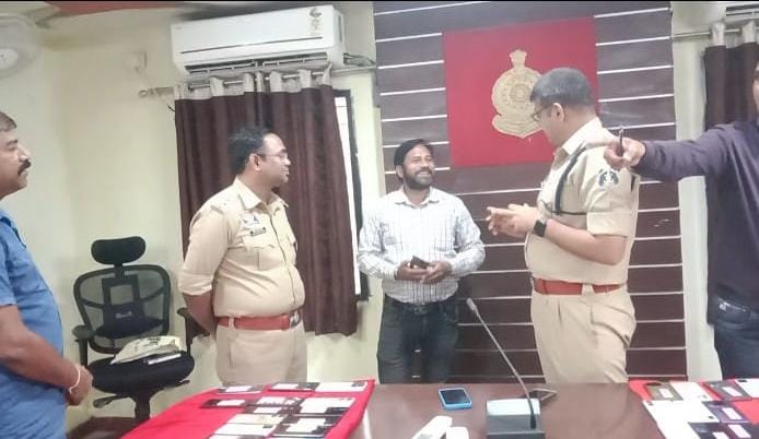 कोरबा पुलिस ने 130 लोगों के गुम मोबाइल किए बरामद, मालिकों को लौटाया गया कोरबा पुलिस ने 130 लोगों के गुम मोबाइल किए बरामद, मालिकों को लौटाया गया