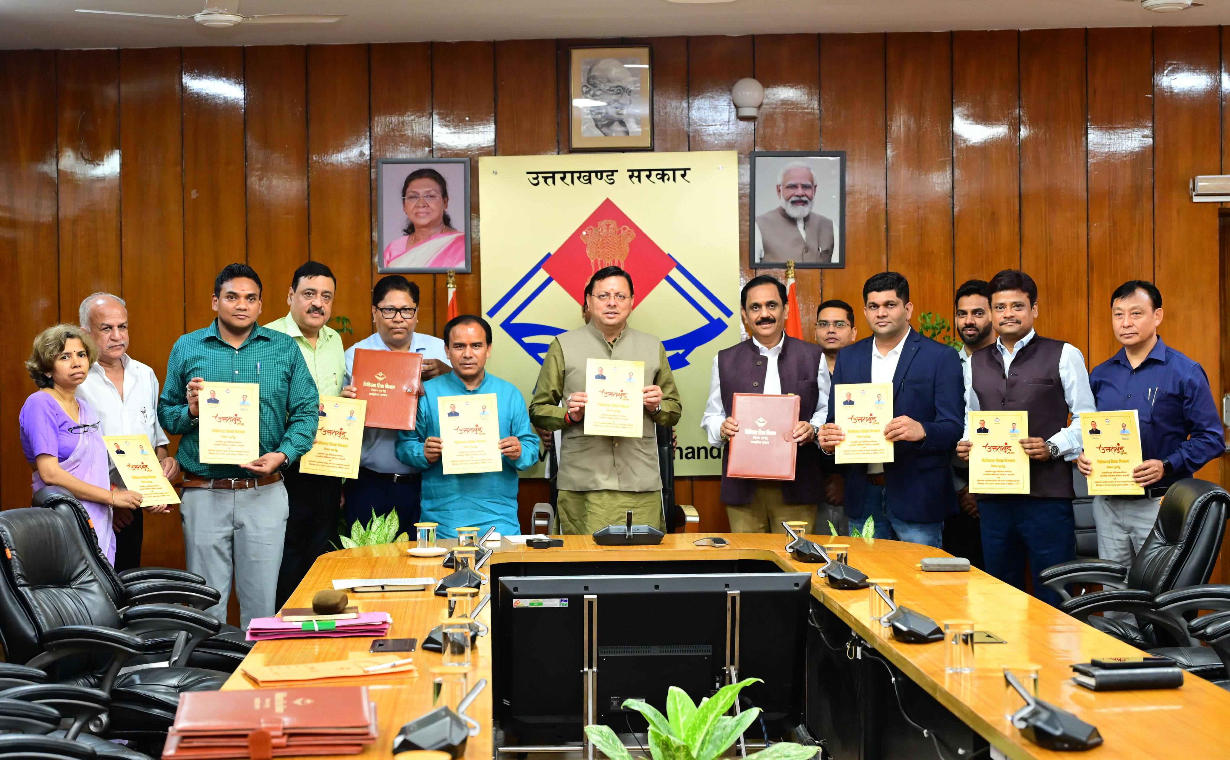 मुख्यमंत्री पुष्कर सिंह धामी की उपस्थिति में सचिवालय में राजकीय दून मेडिकल कॉलेज, राजकीय मेडिकल कॉलेज हल्द्वानी और सेवादान आरोग्य संस्था के बीच एम.ओ.यू. (समझौता ज्ञापन) पर हस्ताक्षर कार्यक्रम। मुख्यमंत्री पुष्कर सिंह धामी की उपस्थिति में सचिवालय में राजकीय दून मेडिकल कॉलेज, राजकीय मेडिकल कॉलेज हल्द्वानी और सेवादान आरोग्य संस्था के बीच एम.ओ.यू. (समझौता ज्ञापन) पर हस्ताक्षर कार्यक्रम।