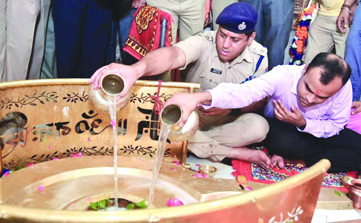 अभिषेक करते हुए अभिषेक करते हुए