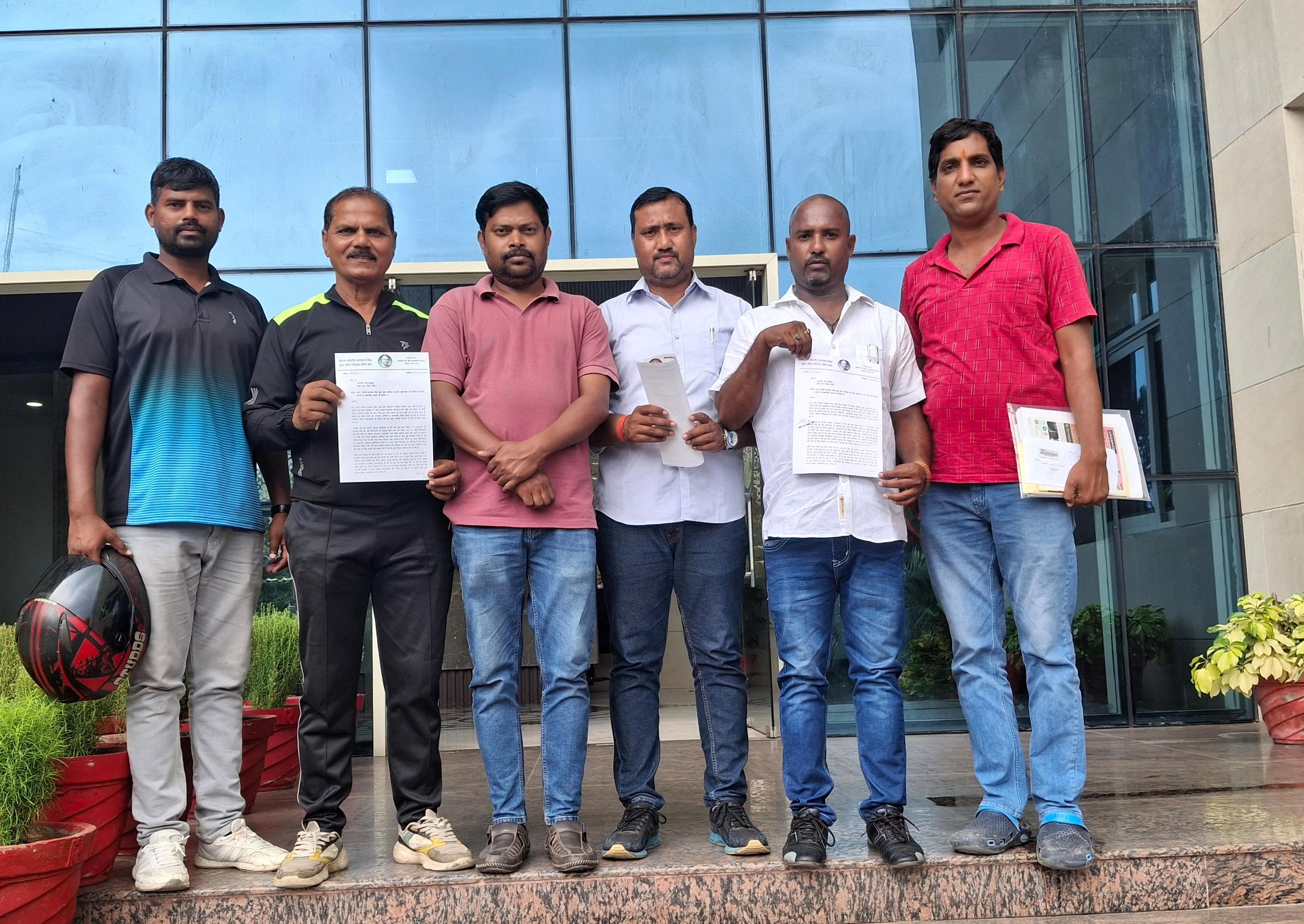 नगर आयुक्‍त से मिलते संघ के सदस्‍य