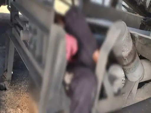 कन्वेयर बेल्ट में फंसा युवक कन्वेयर बेल्ट में फंसा युवक