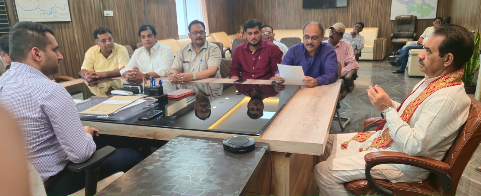 नगर आयुक्त से वार्ता करते भाजपा जिलाध्यक्ष भाजपा नगर आयुक्त से वार्ता करते भाजपा जिलाध्यक्ष भाजपा