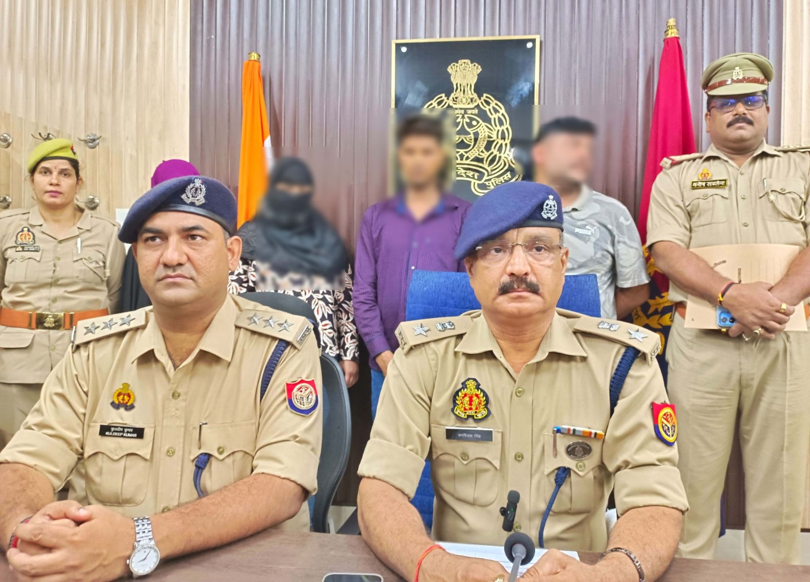 पुलिस लाइंस सभागार में हनी ट्रेप गैंग का खुलासा करते एसपी सिटी कुमार रणविजय सिंह और सीओ सिविल लाइन कुलदीप गुप्ता व पुलिस गिरफ्त में आरोपित पुलिस लाइंस सभागार में हनी ट्रेप गैंग का खुलासा करते एसपी सिटी कुमार रणविजय सिंह और सीओ सिविल लाइन कुलदीप गुप्ता व पुलिस गिरफ्त में आरोपित