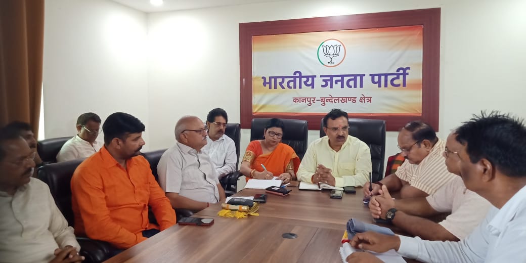 क्षेत्रीय कार्यालय में बैठक करते प्रकाश पाल क्षेत्रीय कार्यालय में बैठक करते प्रकाश पाल