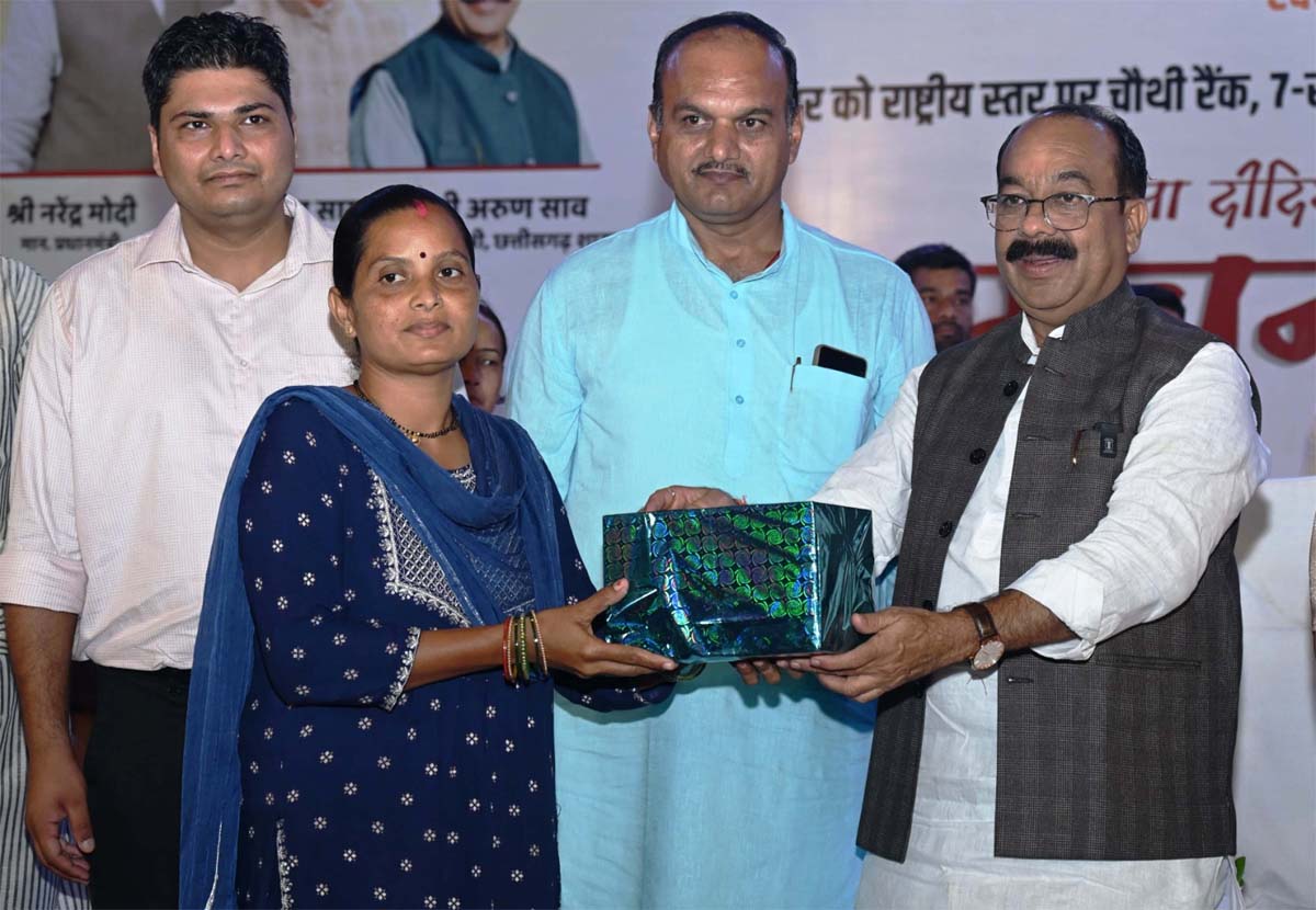 उप मुख्यमंत्री साव स्वच्छता दीदियों और सफाई कर्मियों को सम्मानित करते उप मुख्यमंत्री साव स्वच्छता दीदियों और सफाई कर्मियों को सम्मानित करते