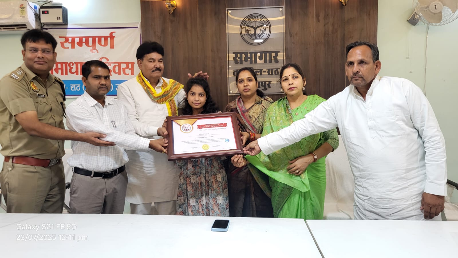 बालों से पेंटिंग्स बनाने पर बनाया वर्ल्ड रिकॉर्ड बालों से पेंटिंग्स बनाने पर बनाया वर्ल्ड रिकॉर्ड