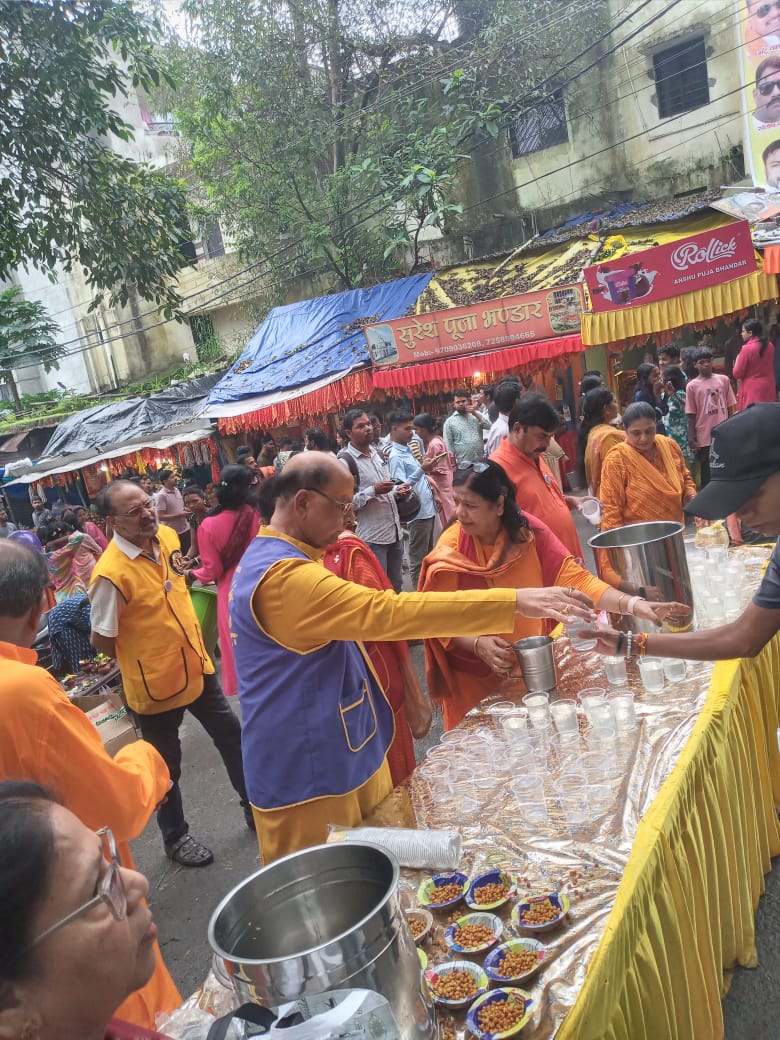 श्रद्धालुओं के बीच क्लब के सदस्य