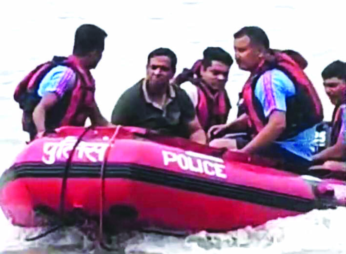 रेस्क्यू करती जल पुलिस की टीम रेस्क्यू करती जल पुलिस की टीम