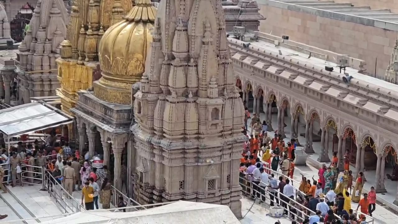 श्री काशी विश्वनाथ के दरबार में उमड़ा आस्था का सैलाब श्री काशी विश्वनाथ के दरबार में उमड़ा आस्था का सैलाब