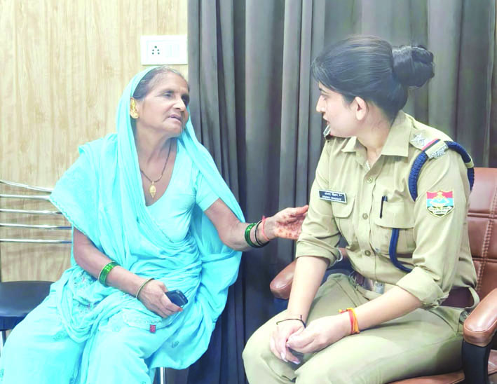 बिछड़ी बुजुर्ग महिला बिछड़ी बुजुर्ग महिला
