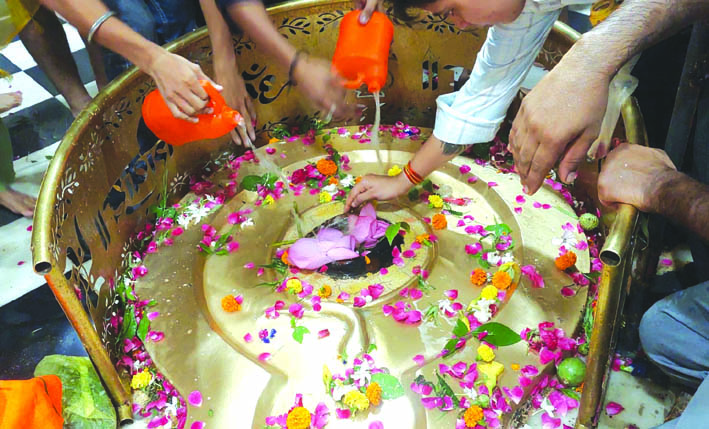 श्री दक्षेश्वर महादेव मंदिर में जलाभिषेक करते हुए