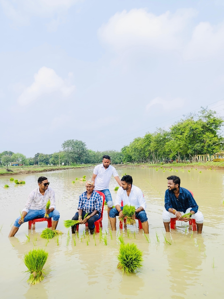 खेत में कुर्सी पर बैठकर रोपा लगा विरोध जताते हुए जिलाध्यक्ष राजा देवांगन एवं अन्य कार्यकर्ता।