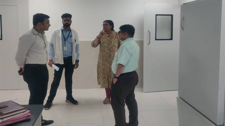 भोपालः जिला अस्पताल में स्थापित नवीन इंटीग्रेटेड लैब का सीएमएचओ ने किया निरीक्षण