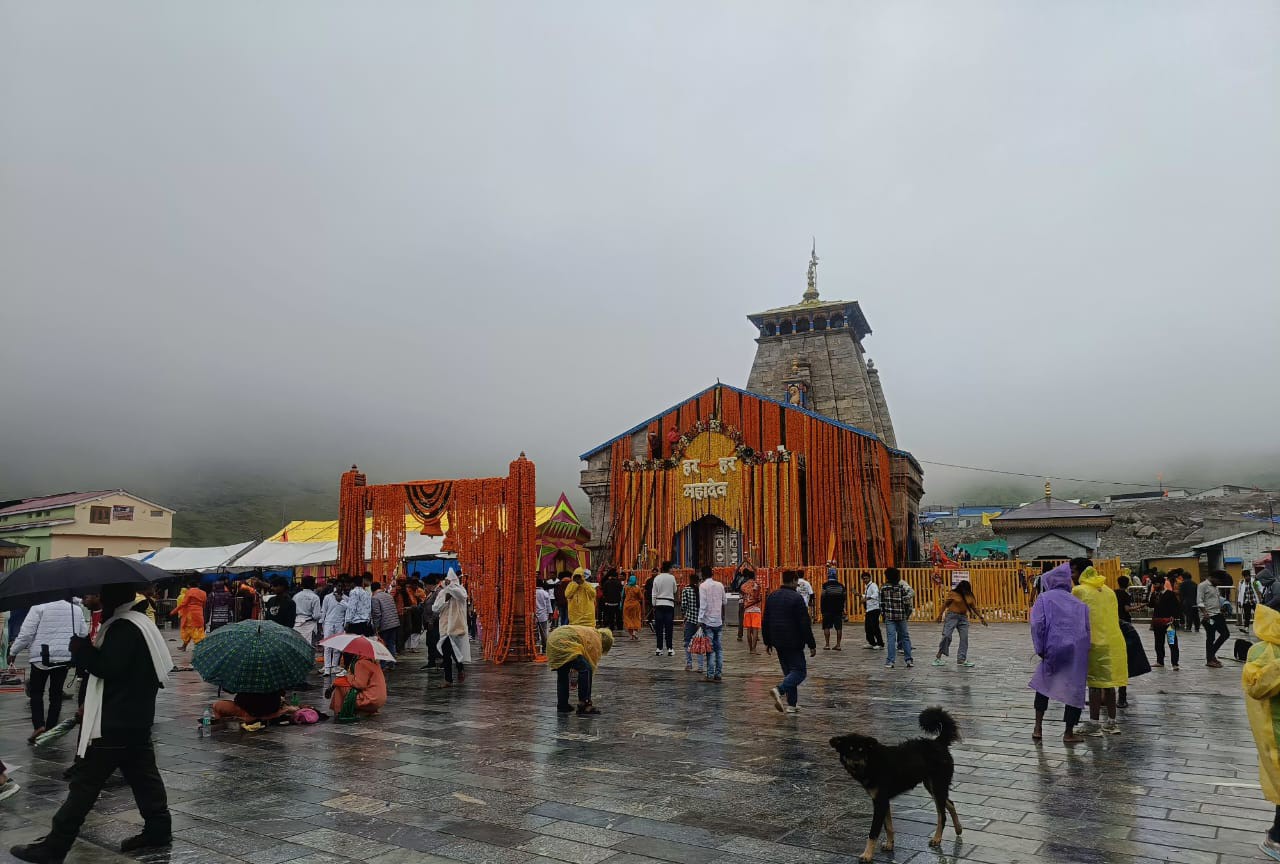 फूलों से सजा केदारनाथ मंदिर। फूलों से सजा केदारनाथ मंदिर।