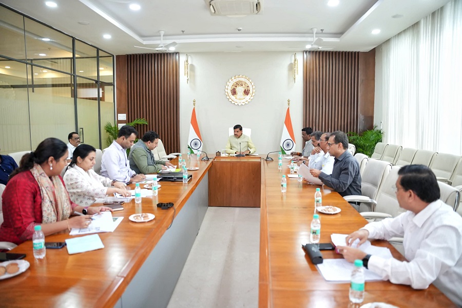 समीक्षा करते हुए मुख्यमंत्री डॉ. मोहन यादव