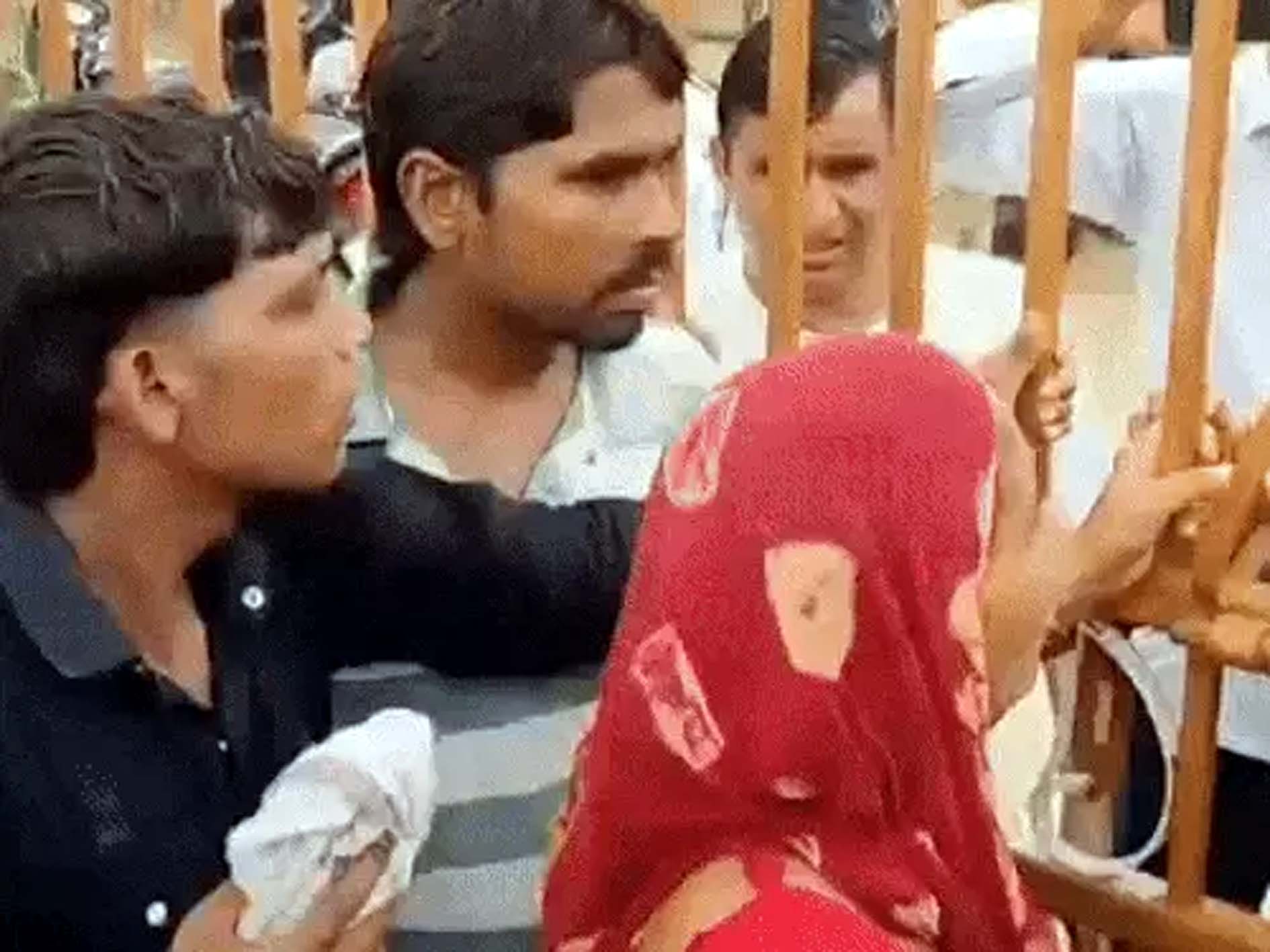 पुलिस चौकी को ताला लगाकर खड़े परिजन व अन्य ग्रामीण। पुलिस चौकी को ताला लगाकर खड़े परिजन व अन्य ग्रामीण।