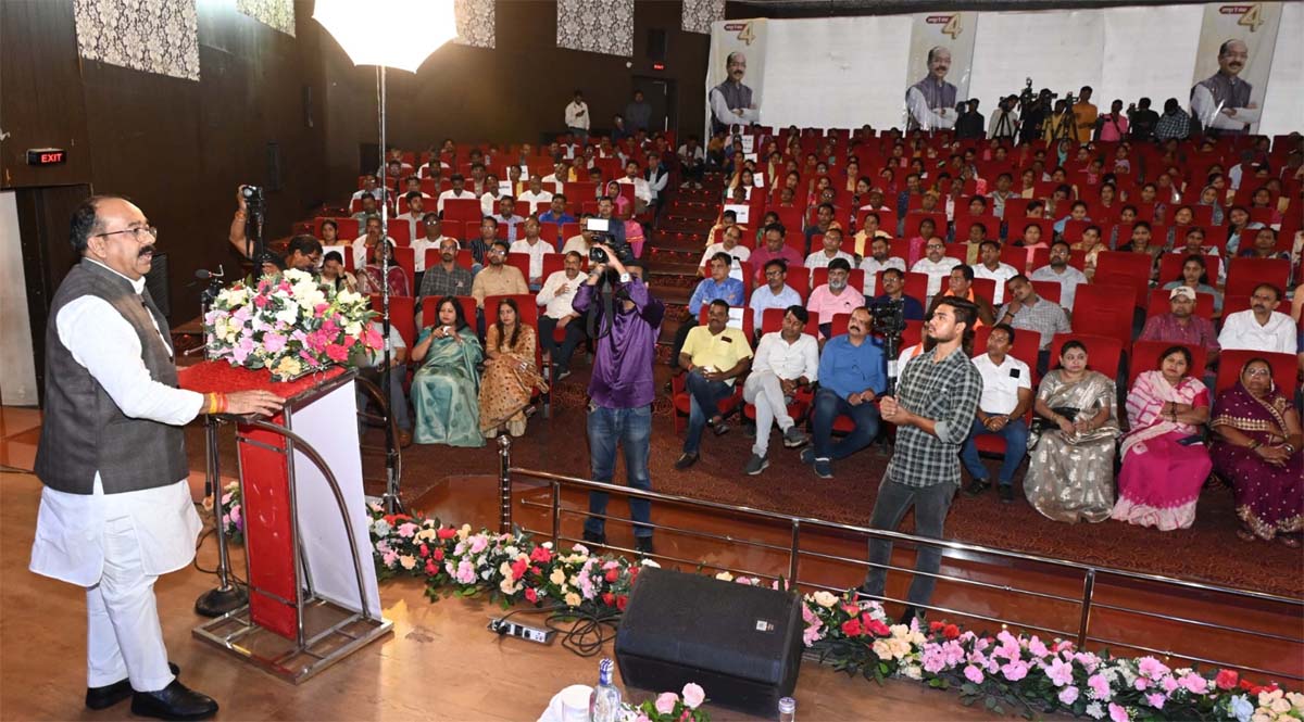 उप मुख्यमंत्री साव सभा काे संबाेधित करते उप मुख्यमंत्री साव सभा काे संबाेधित करते