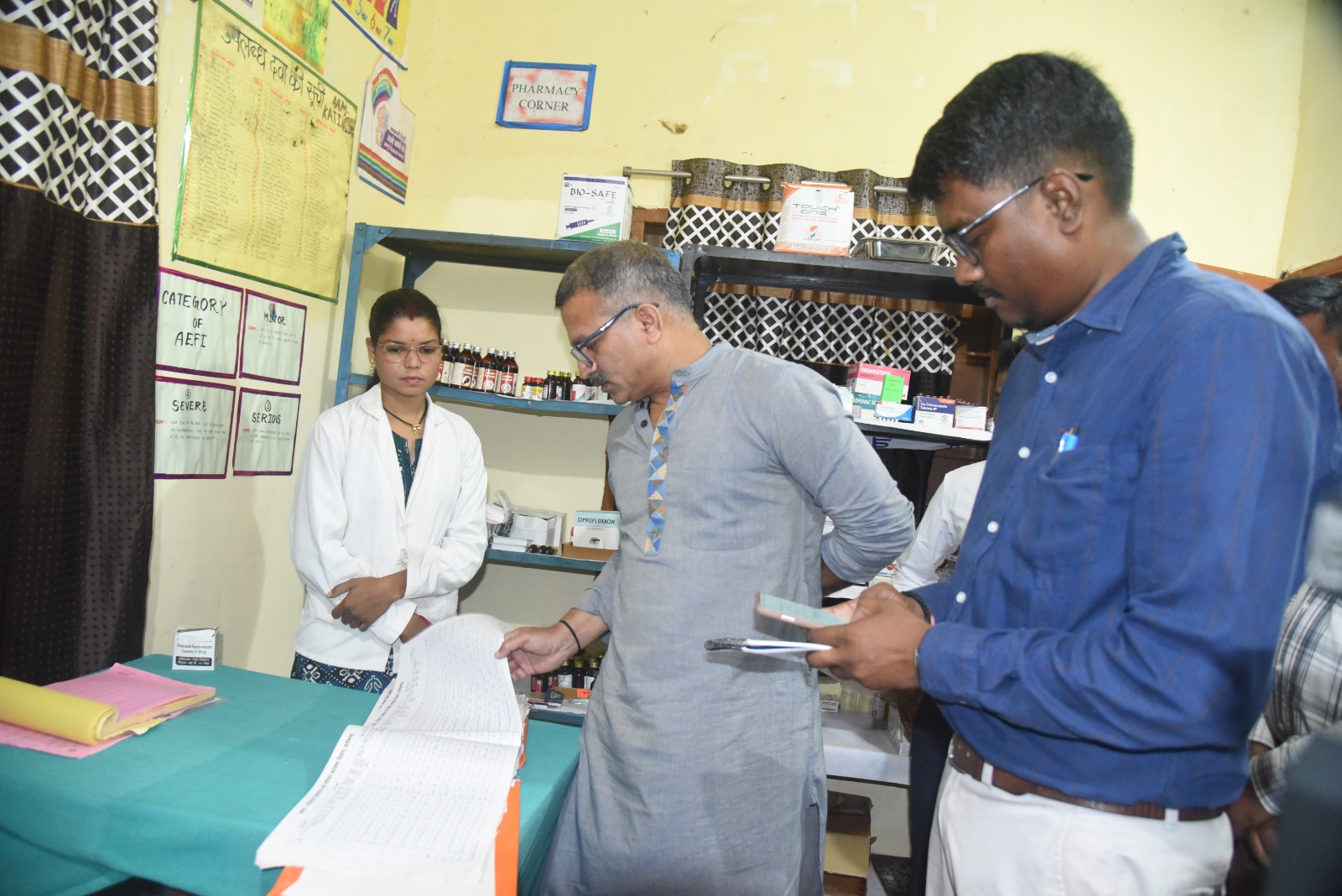 स्वास्थ्यकर्मियों को आवश्यक निर्देश देते कलेक्टर