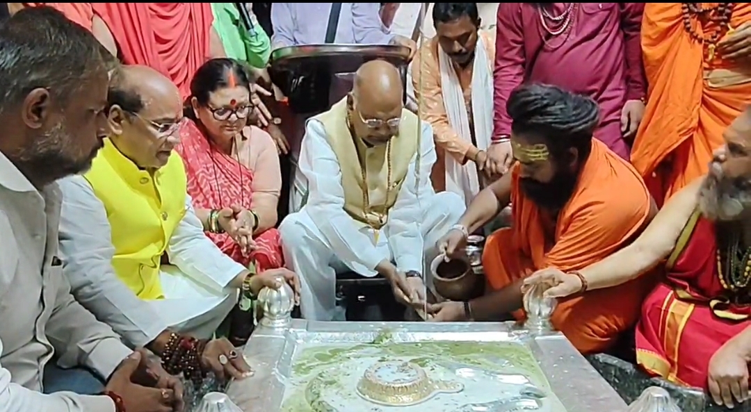 बाबा आनंदेश्वर में दर्शन मंदिर में पूजा अर्चना करते पूर्व राष्ट्रपति रामनाथ कोविंद बाबा आनंदेश्वर में दर्शन मंदिर में पूजा अर्चना करते पूर्व राष्ट्रपति रामनाथ कोविंद