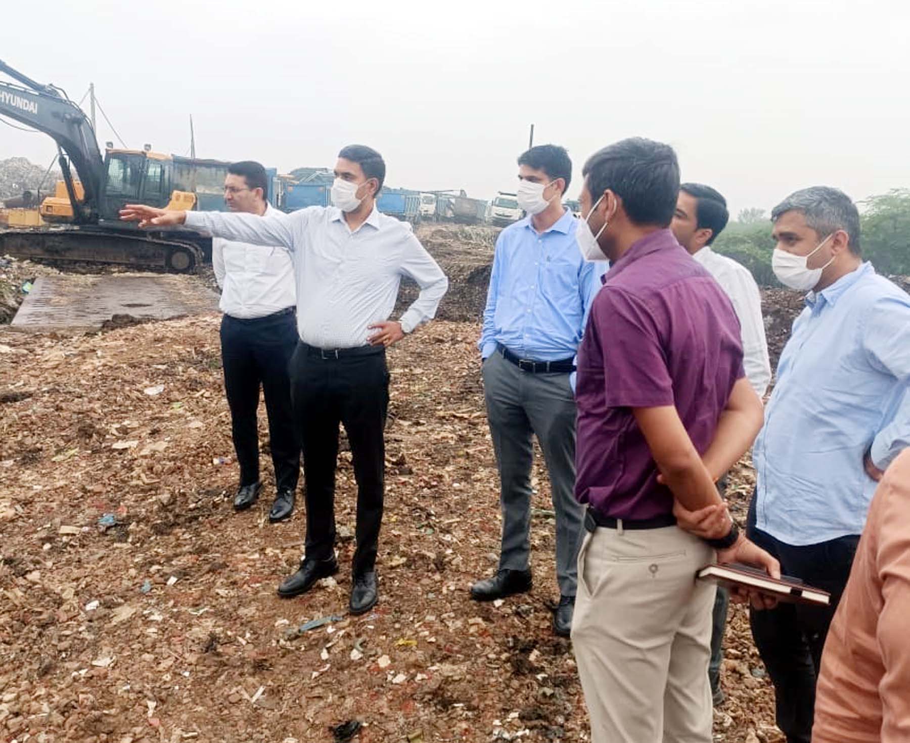 गुरुग्राम-फरीदाबाद रोड पर बंधवाड़ी कचरा प्रबंधन साइट का दौरा करते अधिकारी। गुरुग्राम-फरीदाबाद रोड पर बंधवाड़ी कचरा प्रबंधन साइट का दौरा करते अधिकारी।