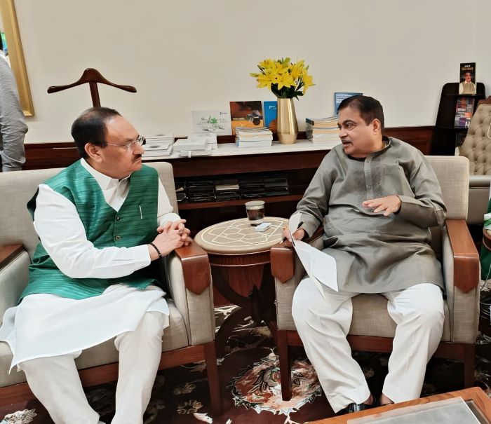 जेपी नड्डा नितिन गडकरी से मुलाकात करते हुए