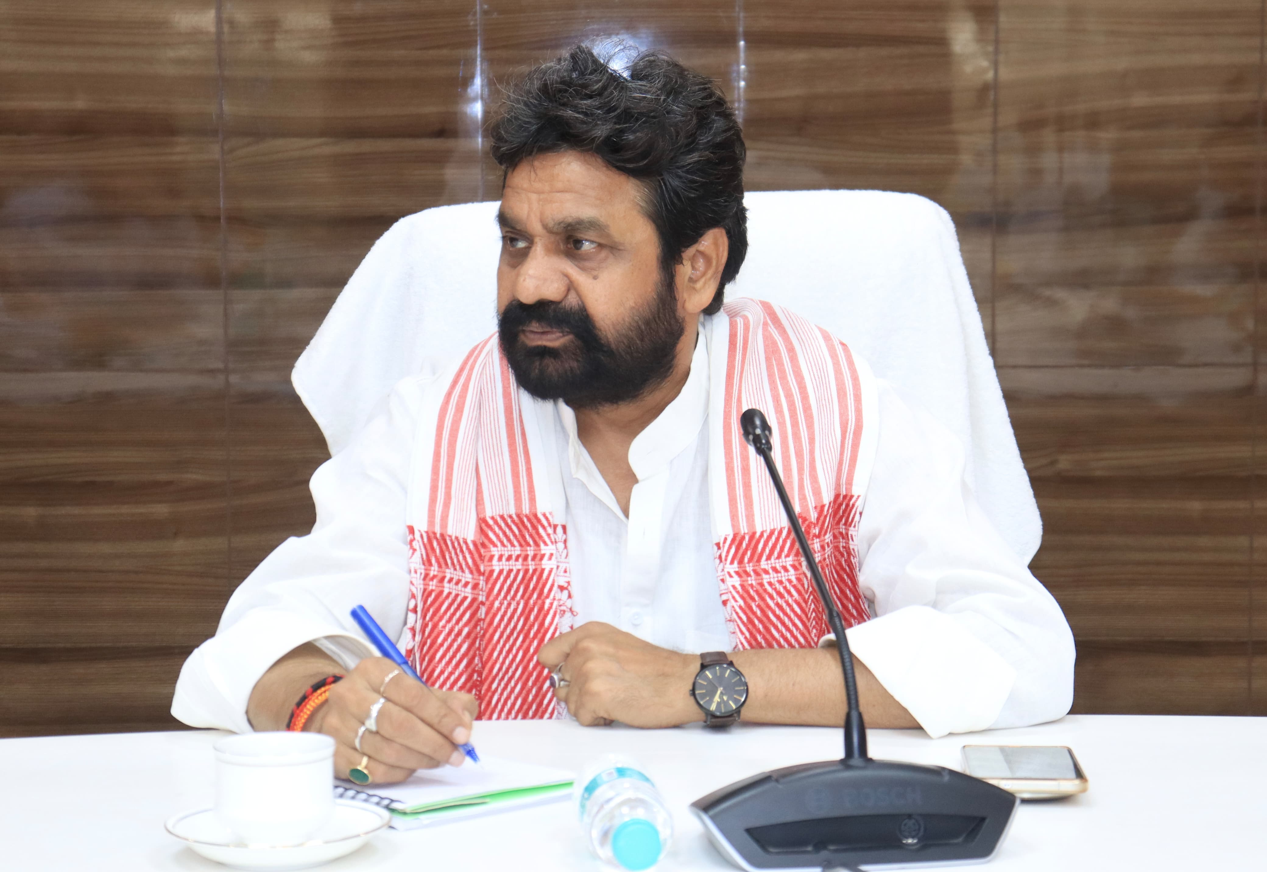 प्रयागराज सर्किट हाउस में समीक्षा बैठक करते हुए स्वतंत्र प्रभार मंत्री दयाशंकर सिंह का छाया चित्र प्रयागराज सर्किट हाउस में समीक्षा बैठक करते हुए स्वतंत्र प्रभार मंत्री दयाशंकर सिंह का छाया चित्र