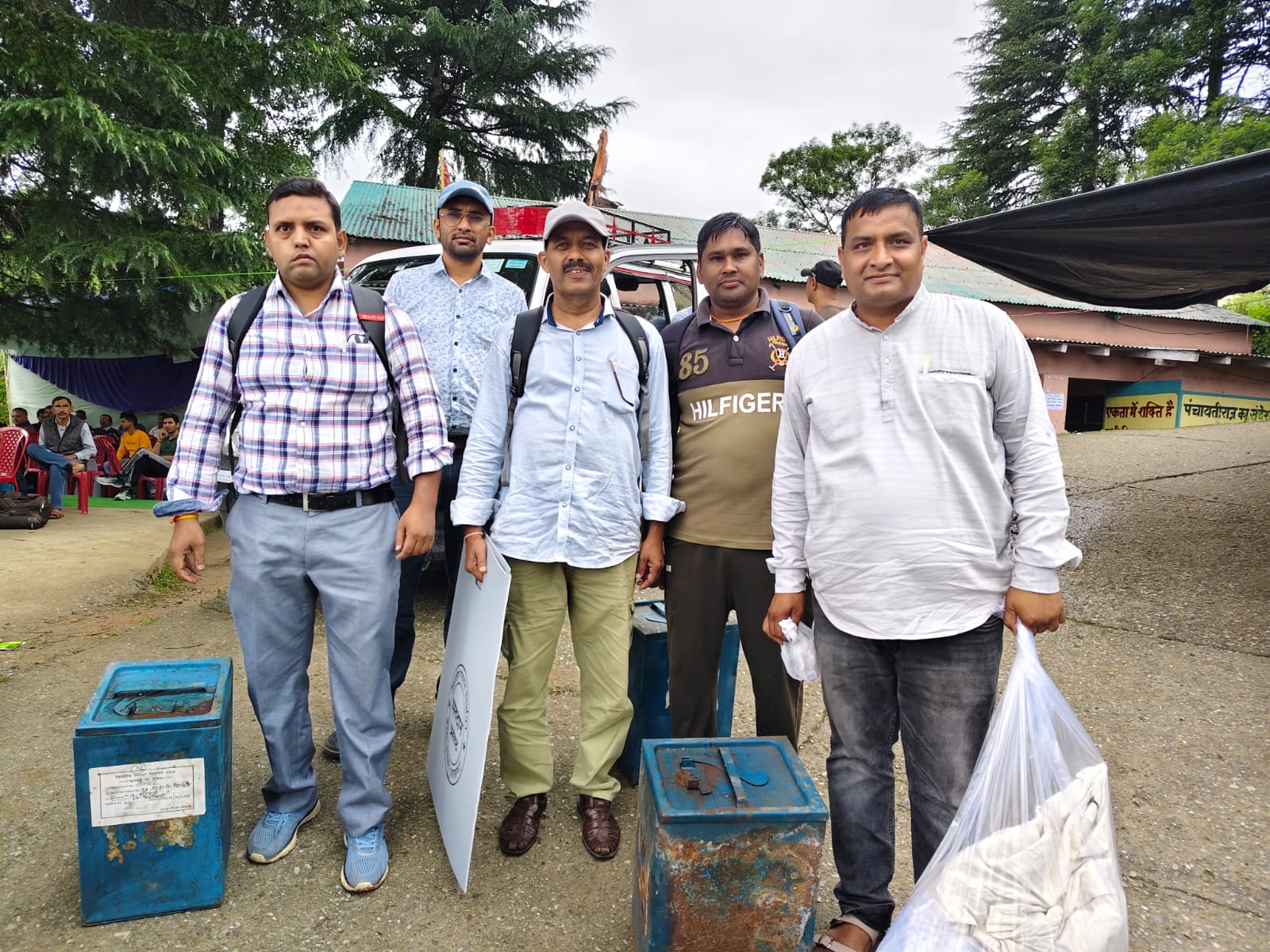 मतदान केदो के लिए रवाना होते मतदान कर्मि मतदान केदो के लिए रवाना होते मतदान कर्मि