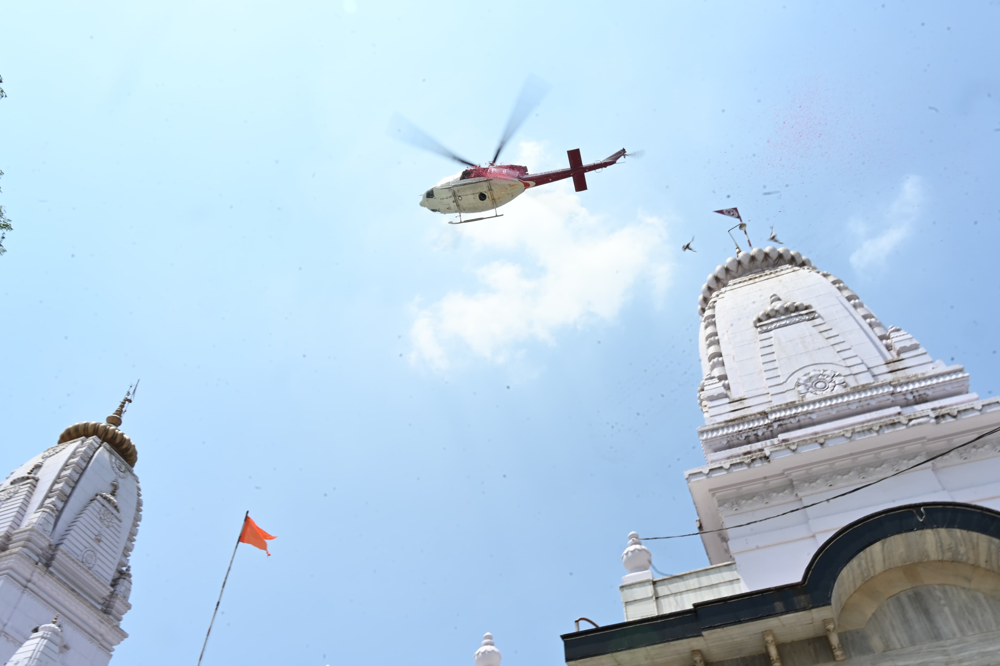 *गोरखपुर के प्रमुख शिव मंदिरों पर हेलीकॉप्टर से हुई पुष्प वर्षा*