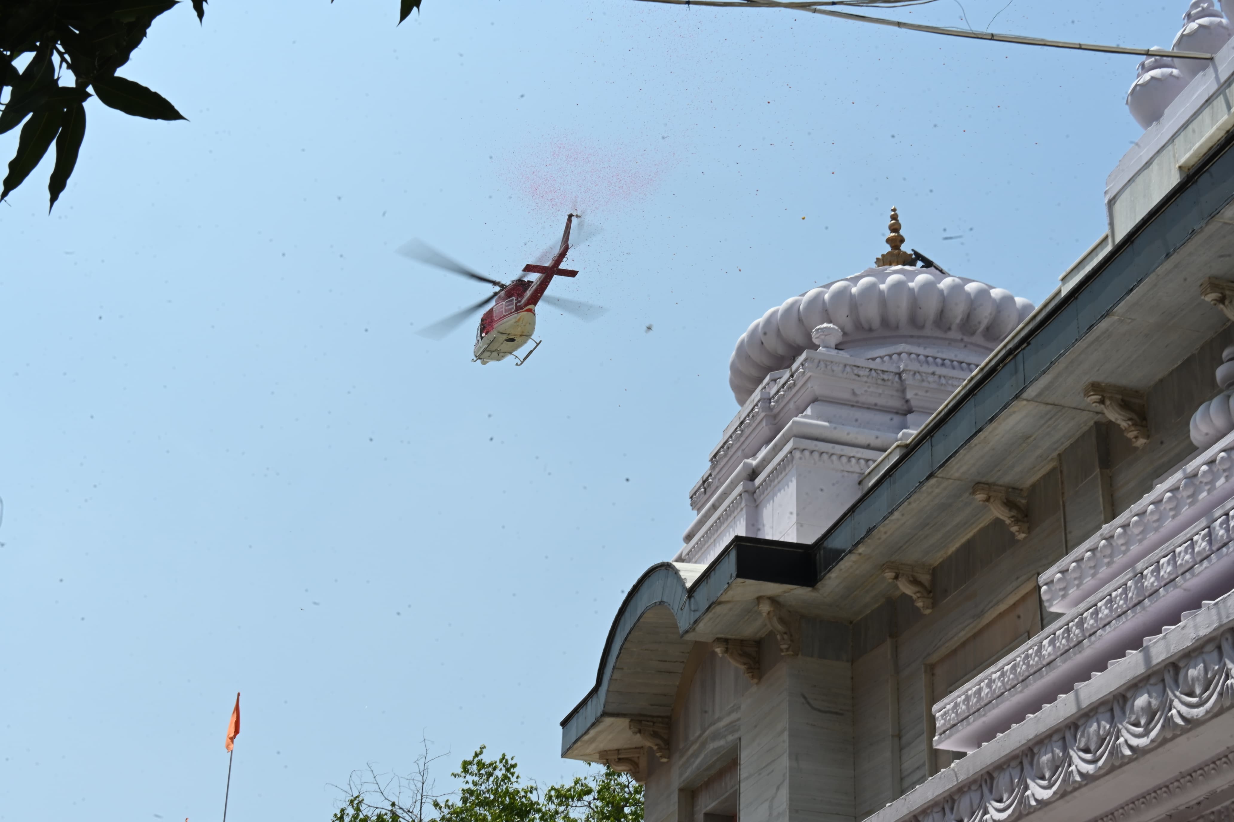 *गोरखपुर के प्रमुख शिव मंदिरों पर हेलीकॉप्टर से हुई पुष्प वर्षा*